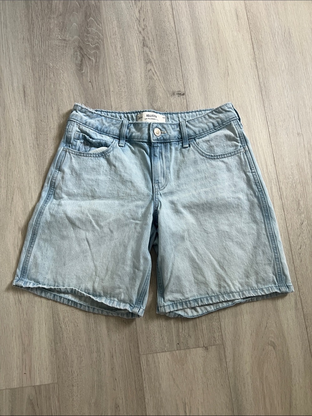Hollister Low Rise Baggy Dad Jorts Light Blue Denim Size 4/27 Bow Accent